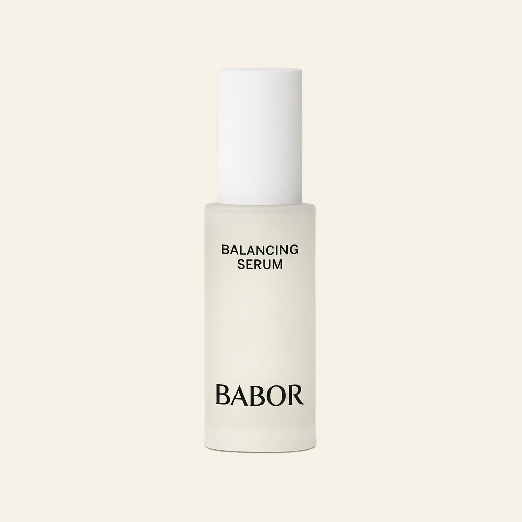 BABOR Balancing Serum in minimalistischer, heller Flasche, ausgleichendes Gesichtsserum für Mischhaut und ölige Haut, reguliert den Feuchtigkeitshaushalt und sorgt für ein klares, verfeinertes Hautbild.