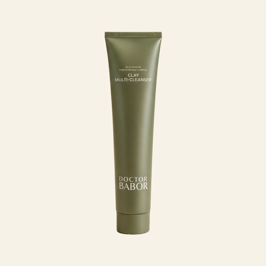 DOCTOR BABOR Clay Multi-Cleanser in eleganter grüner Tube vor modernem Spa-Hintergrund mit sanften Naturtönen, Naturstein und stilvollen Wellness-Elementen. Hochwertige Beauty-Produktinszenierung mit cleanem Luxus-Look und entspannender Spa-Atmosphäre.