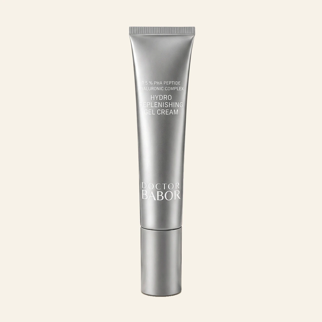 DOCTOR BABOR Hydro Replenishing Gel Cream mit Hyaluronic Complex auf elegantem beigem Spa-Hintergrund – luxuriöse feuchtigkeitsspendende Gel-Creme für pralle, glatte und intensiv hydratisierte Haut.