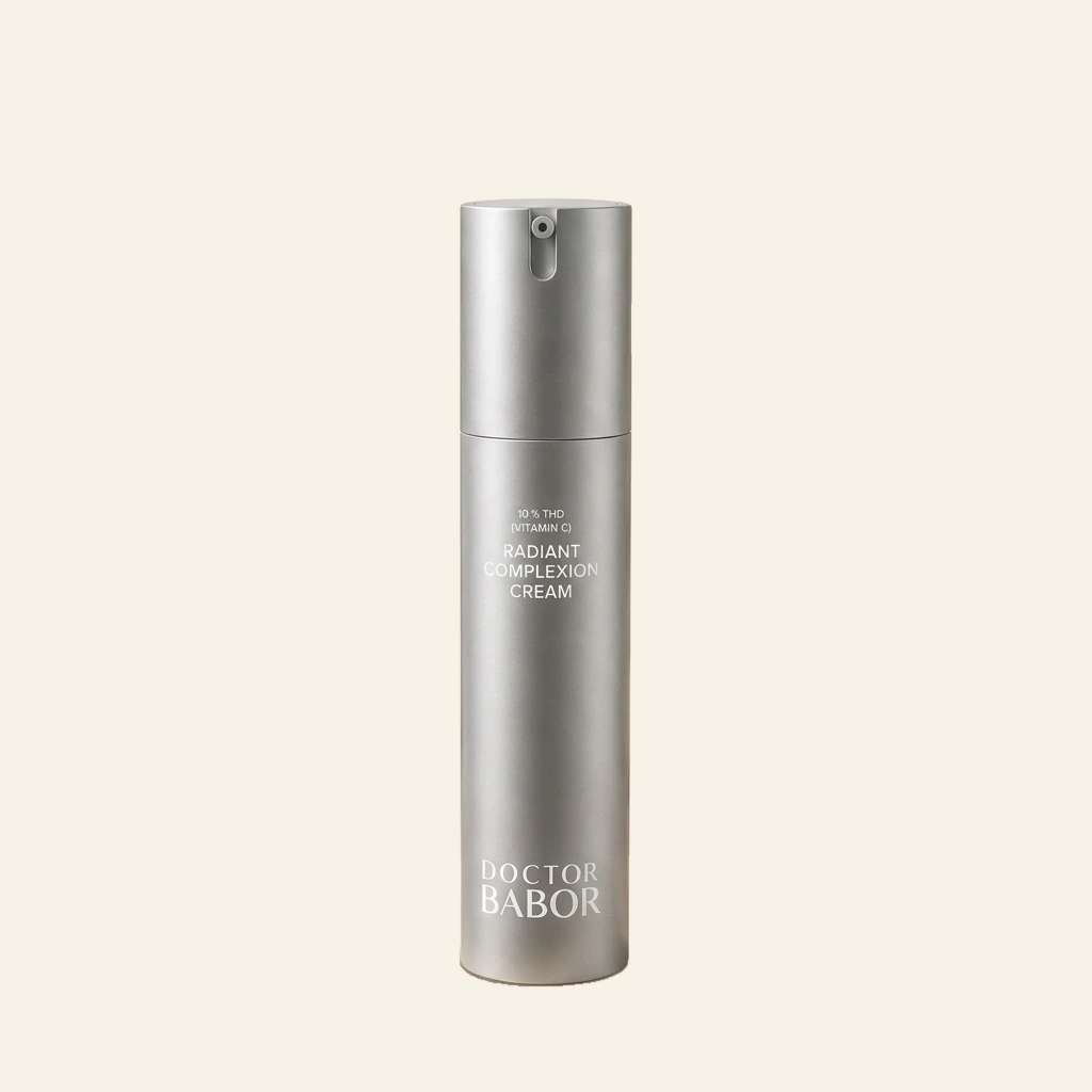 DOCTOR BABOR Radiant Complexion Cream mit Vitamin C auf elegantem beigem Spa-Hintergrund – luxuriöse Gesichtscreme zur Unterstützung eines strahlenden, ebenmäßigen und frisch wirkenden Hautbildes.
