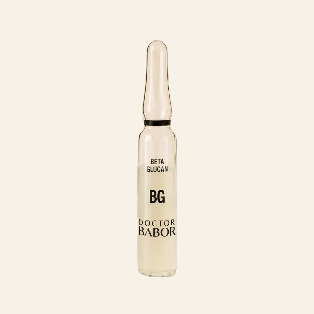 DOCTOR BABOR Beta Glucan Ampulle auf elegantem beigem Spa-Hintergrund – luxuriöse Wirkstoffampulle zur Unterstützung einer beruhigten, gestärkten und intensiv gepflegten Haut.