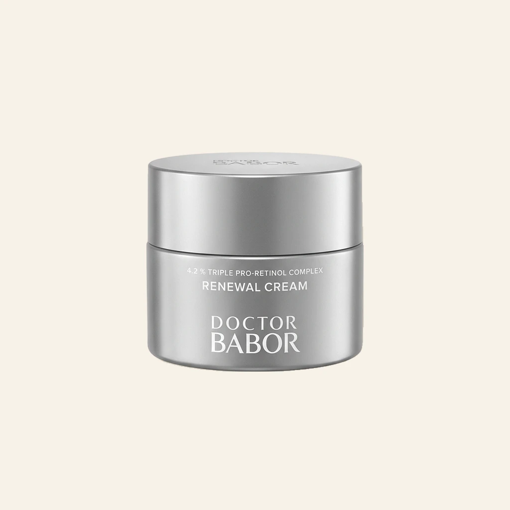 DOCTOR BABOR Renewal Cream mit Triple Pro-Retinol Complex auf elegantem beigem Spa-Hintergrund – luxuriöse Anti-Aging Gesichtscreme zur Unterstützung der Hauterneuerung, für ein glatteres, ebenmäßigeres und sichtbar verfeinertes Hautbild