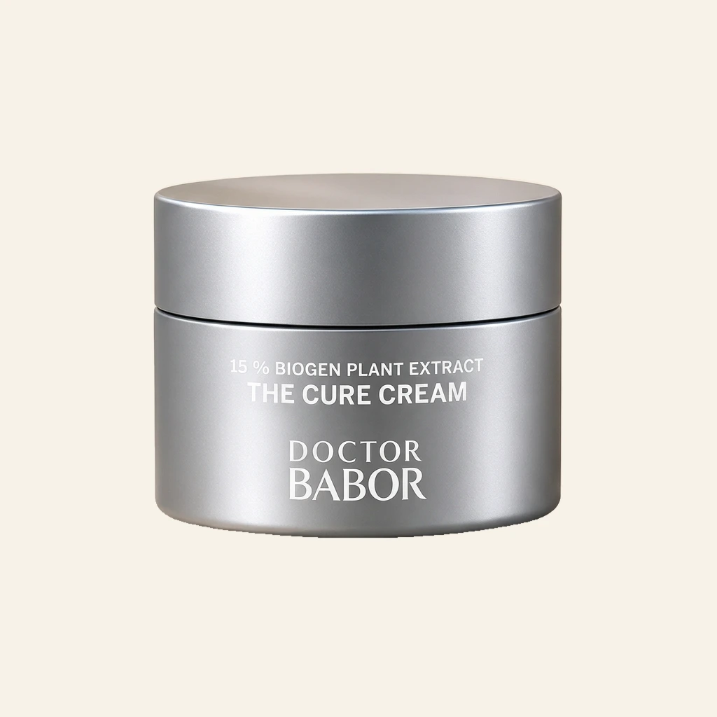 DOCTOR BABOR The Cure Cream mit 15 % Biogen Plant Extract auf elegantem beigem Spa-Hintergrund – luxuriöse regenerierende Anti-Aging Gesichtscreme für gestärkte, glatte und revitalisierte Haut