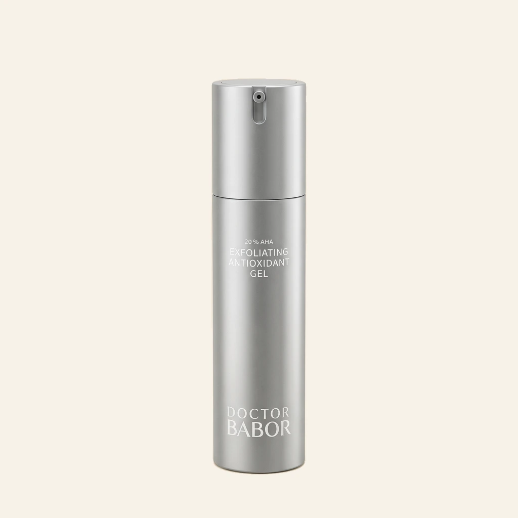DOCTOR BABOR 10% AHA Exfoliating Antioxidant Gel in eleganter silberner Pumpflasche vor modernem Spa-Hintergrund mit warmen Beige- und Naturtönen, Naturstein und stilvollen Wellness-Elementen. Hochwertige Beauty-Produktinszenierung mit cleanem Luxus-Look und entspannender Spa-Atmosphäre