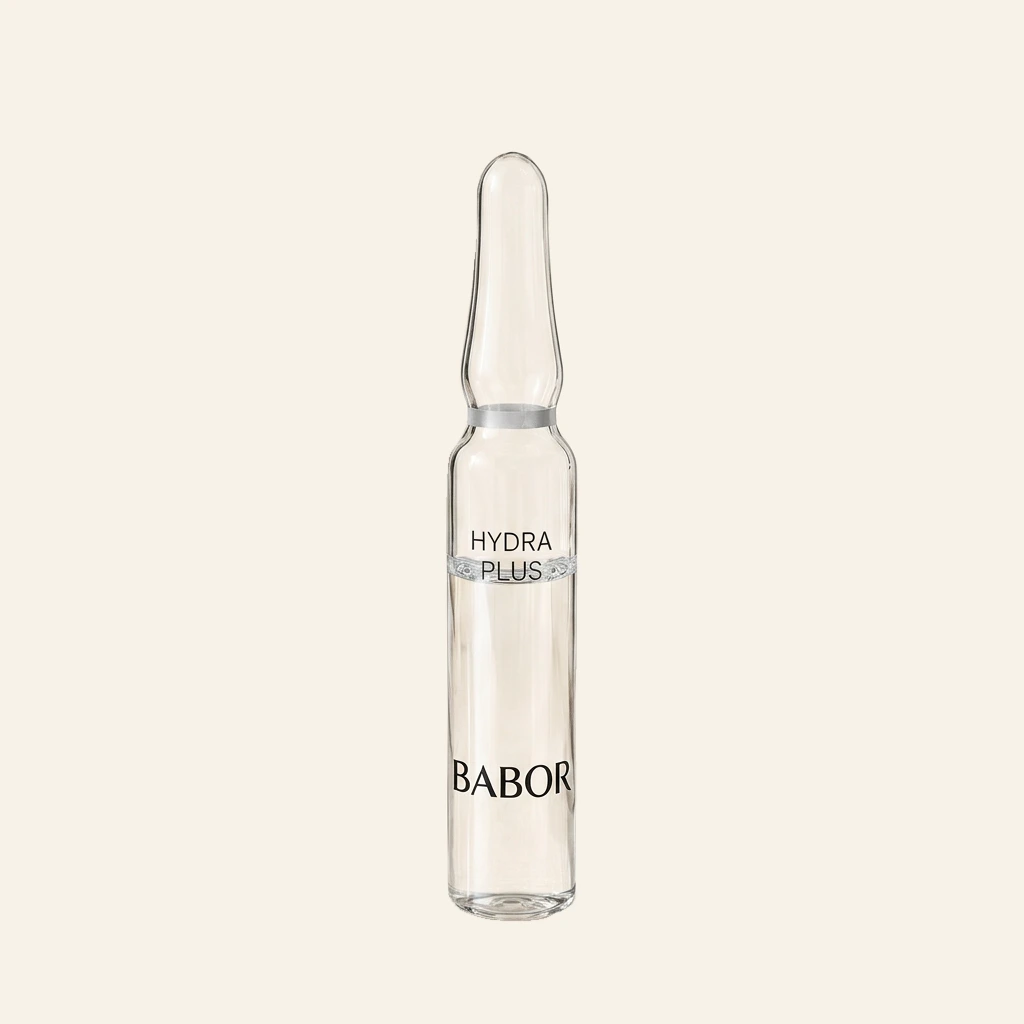 „BABOR Hydra Plus Ampulle auf elegantem beigem Spa-Hintergrund – luxuriöse Feuchtigkeitsampulle zur intensiven Hydration und Unterstützung praller, frischer und strahlender Haut.
