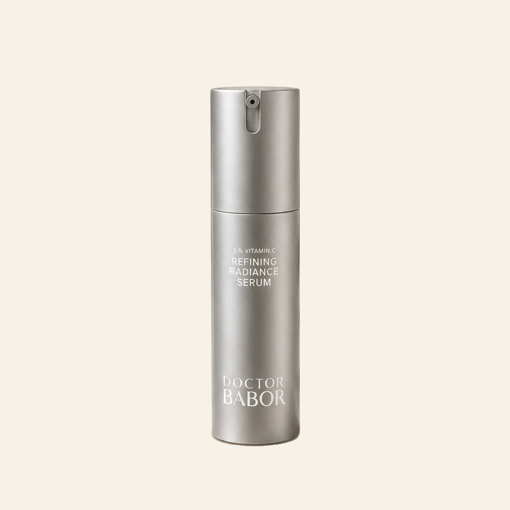 DOCTOR BABOR Refining Radiance Serum mit Vitamin C auf elegantem beigem Spa-Hintergrund – luxuriöses Serum zur Unterstützung eines ebenmäßigen, strahlenden und verfeinerten Hautbildes