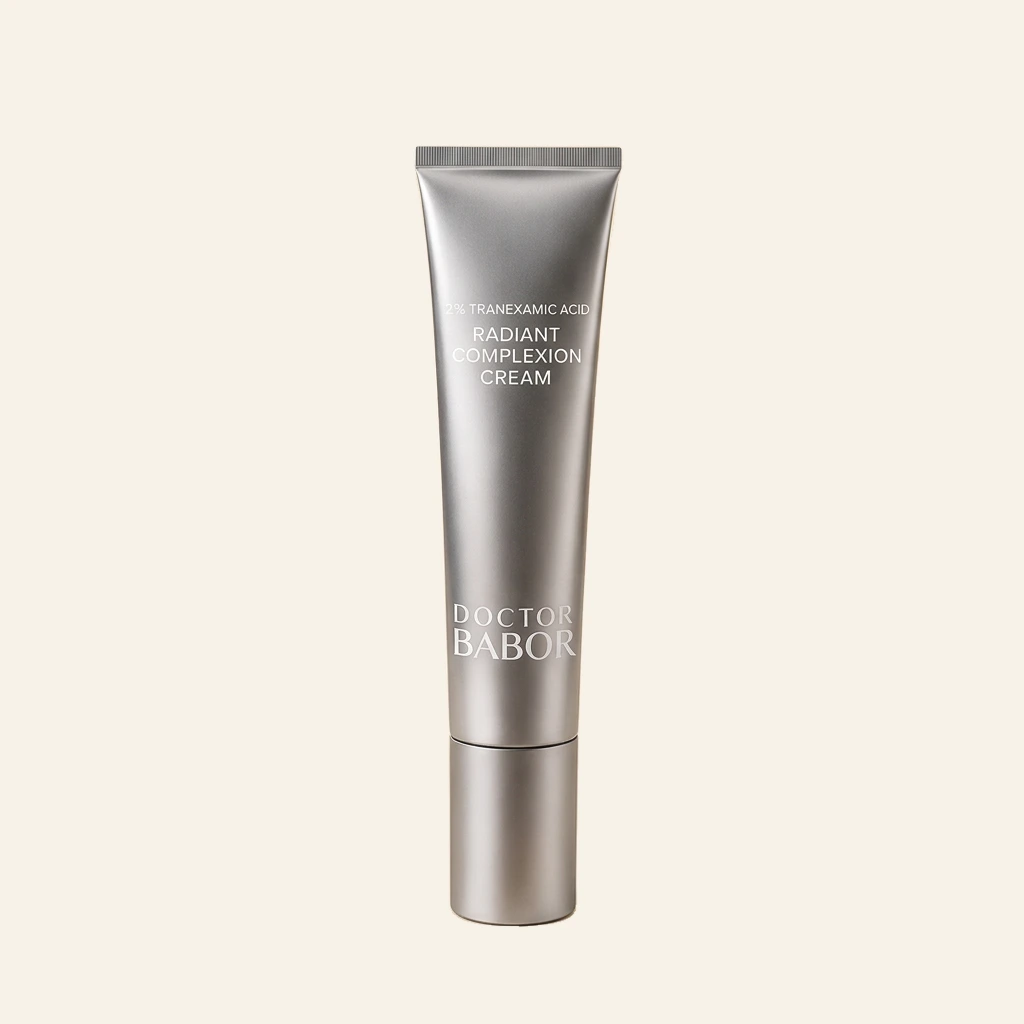 DOCTOR BABOR Radiant Complexion Cream auf elegantem beigem Spa-Hintergrund – luxuriöse Gesichtscreme zur Unterstützung eines ebenmäßigen, strahlenden Hautbildes und sichtbar frischer Haut.