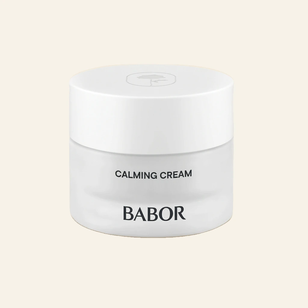 BABOR Calming Cream in schlichtem, weißen Tiegel, beruhigende Gesichtscreme für empfindliche Haut, reduziert Rötungen und sorgt für ein ausgeglichenes, entspanntes Hautgefühl.