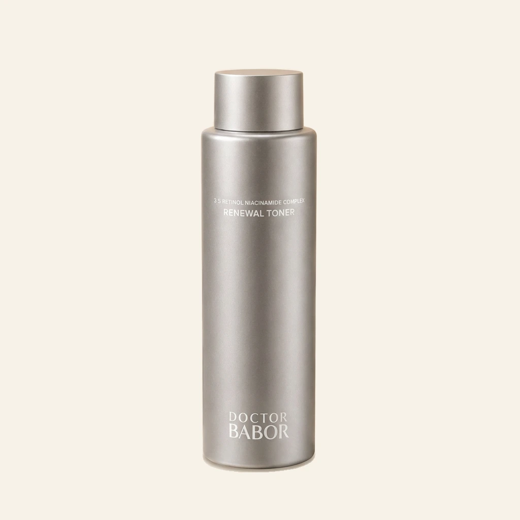 DOCTOR BABOR Renewal Toner mit Retinol-Niacinamide Complex auf elegantem beigem Spa-Hintergrund – luxuriöser Gesichtstoner zur Unterstützung eines verfeinerten, glatten und ebenmäßigen Hautbildes.“