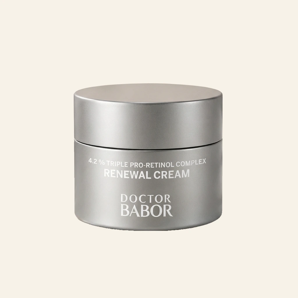 DOCTOR BABOR Renewal Cream mit Triple Pro-Retinol Complex auf elegantem beigem Spa-Hintergrund – luxuriöse Anti-Aging Gesichtscreme zur Unterstützung von Hauterneuerung, glatter Hautstruktur und sichtbar verfeinertem Hautbild.