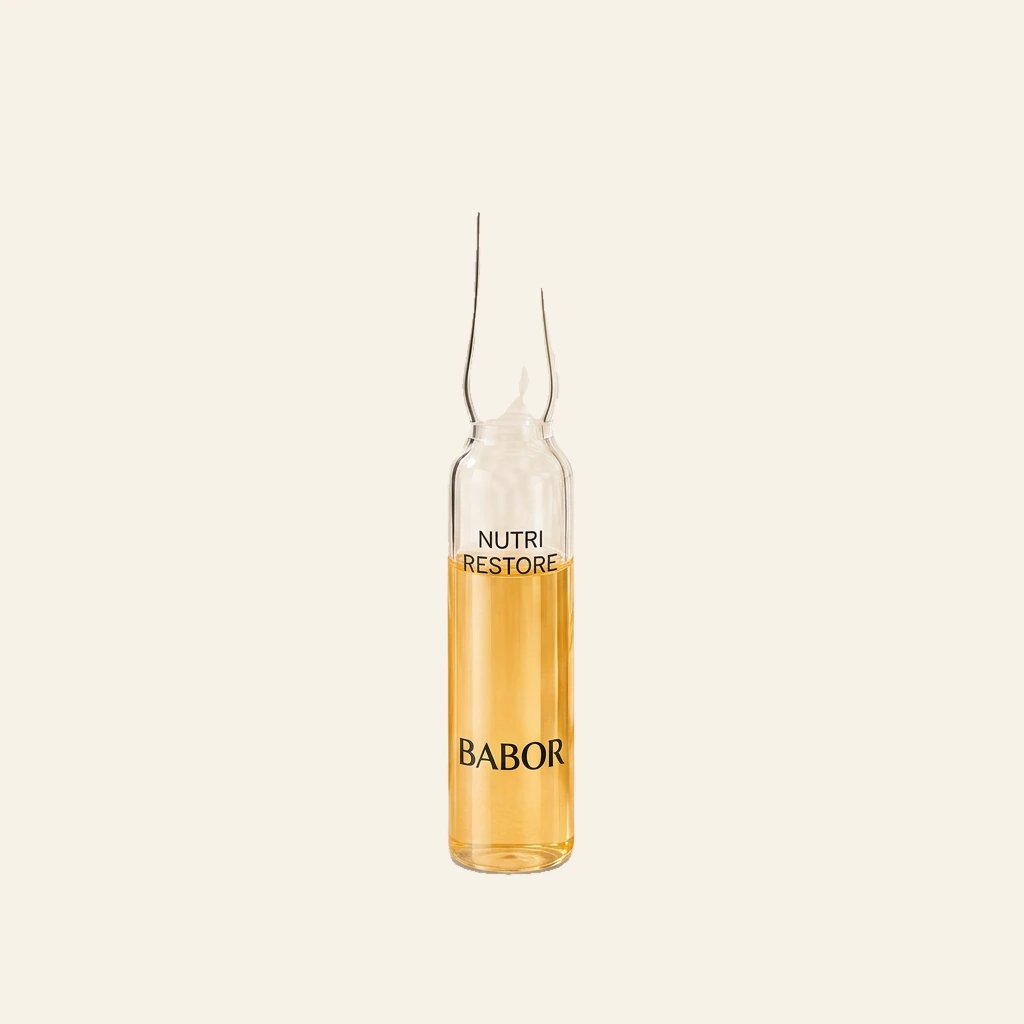 „BABOR Nutri Restore Ampulle auf elegantem beigem Spa-Hintergrund – luxuriöse Wirkstoffampulle zur intensiven Pflege, Regeneration und Unterstützung einer geschmeidigen, strahlenden Haut.