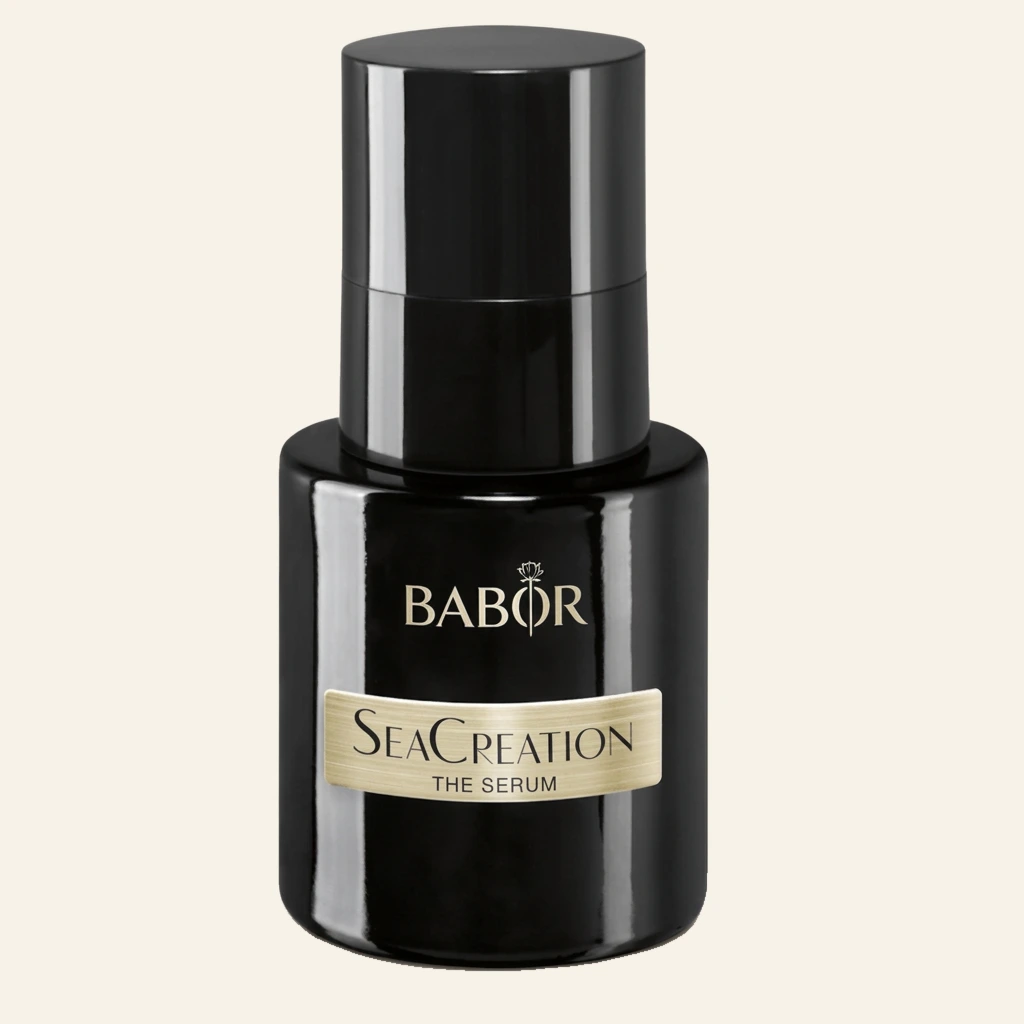 BABOR SeaCreation The Serum in luxuriöser schwarzer Flasche mit Pumpspender und goldenem Label, hochwirksames Anti-Aging Serum für intensive Regeneration, glattere Haut und ein sichtbar verfeinertes Hautbild.