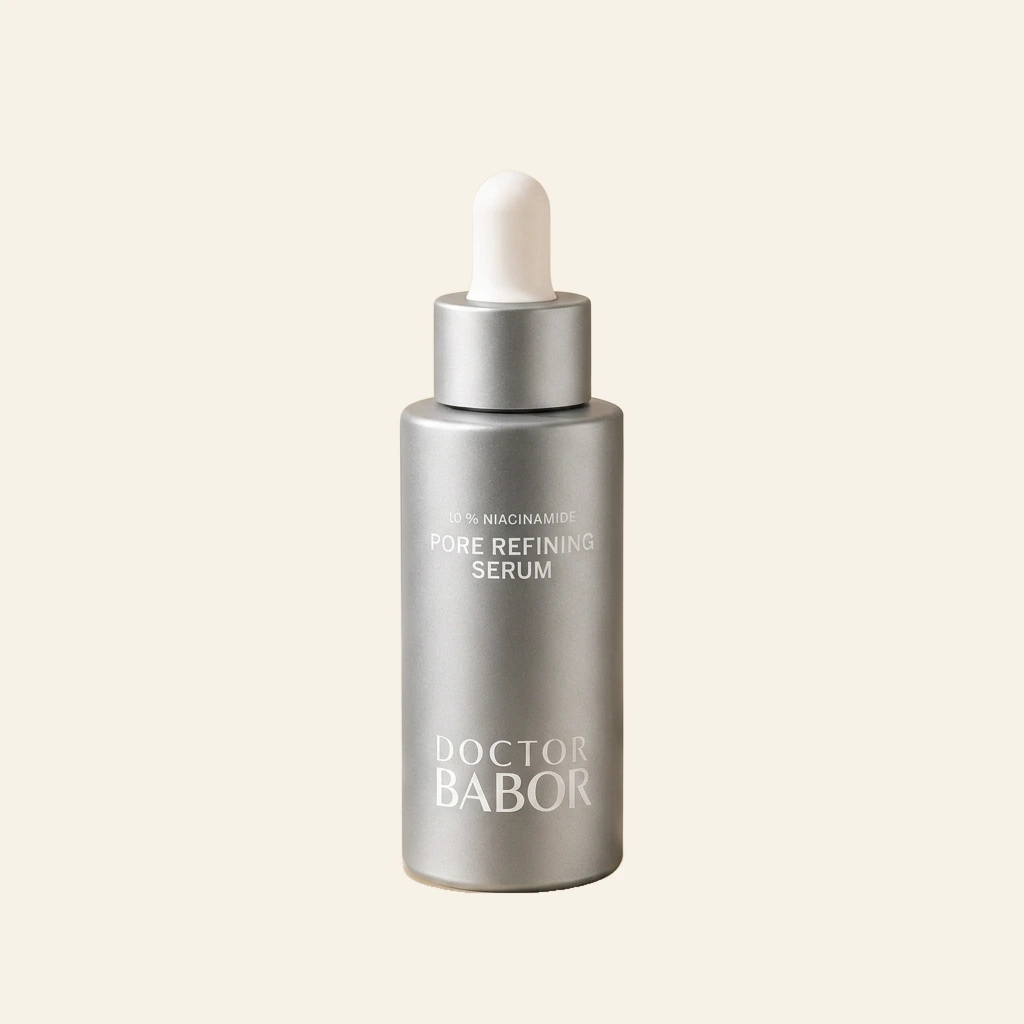 DOCTOR BABOR Pore Refining Serum mit Niacinamide auf elegantem beigem Spa-Hintergrund – luxuriöses Serum zur Unterstützung verfeinerter Poren, eines ebenmäßigen Hautbildes und sichtbar glatterer Haut.