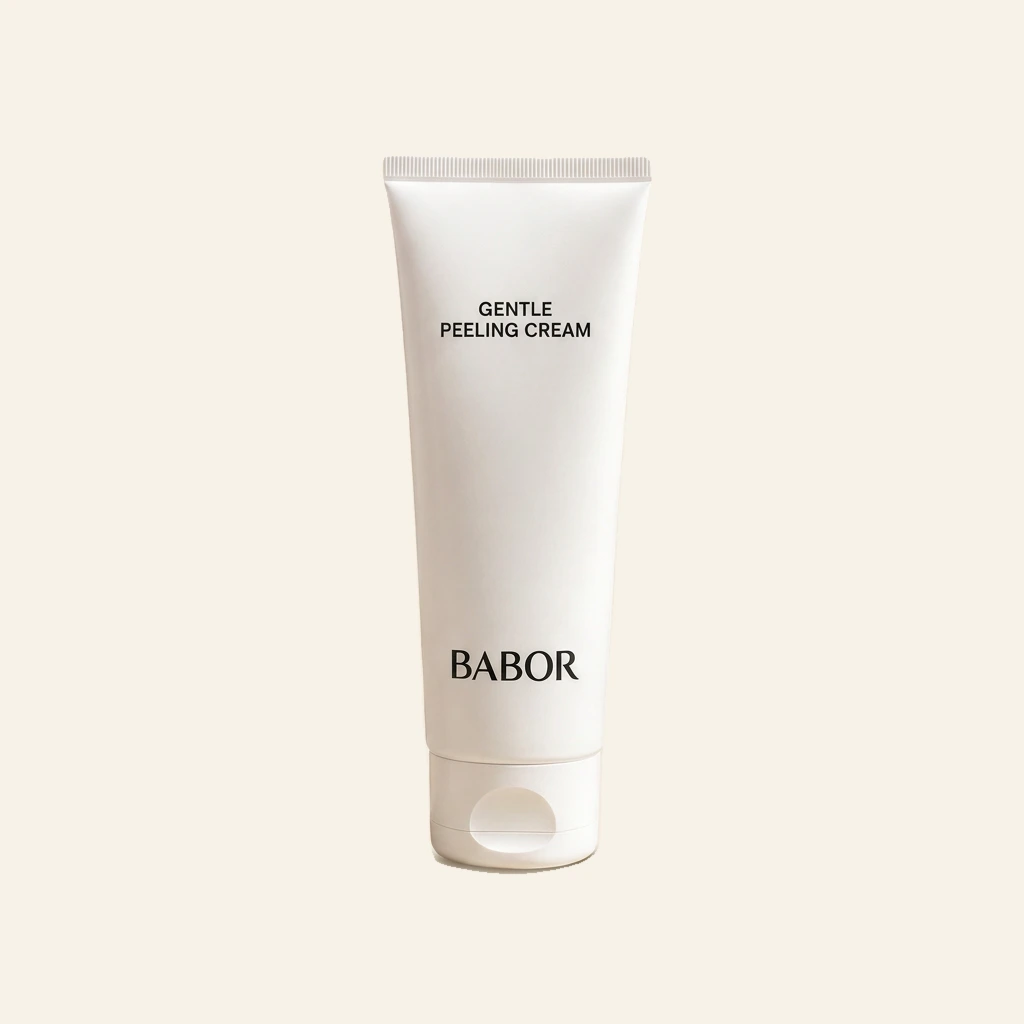 BABOR Gentle Peeling Cream in eleganter weißer Tube vor warmem Spa-Hintergrund mit Naturstein, sanften Beige- und Cremetönen, Kerze und grünen Blättern. Hochwertige Beauty-Produktinszenierung mit cleanem Luxus-Look und entspannender Wellness-Atmosphäre