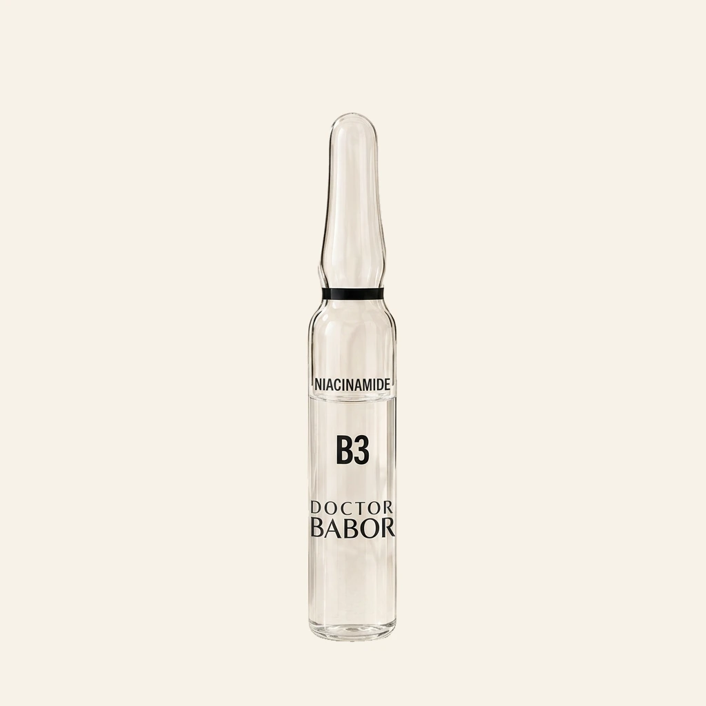 DOCTOR BABOR Niacinamide Ampulle auf elegantem beigem Spa-Hintergrund – luxuriöse Wirkstoffampulle mit Niacinamide zur Unterstützung verfeinerter Poren, eines ebenmäßigen Hautbildes und sichtbar glatterer Haut