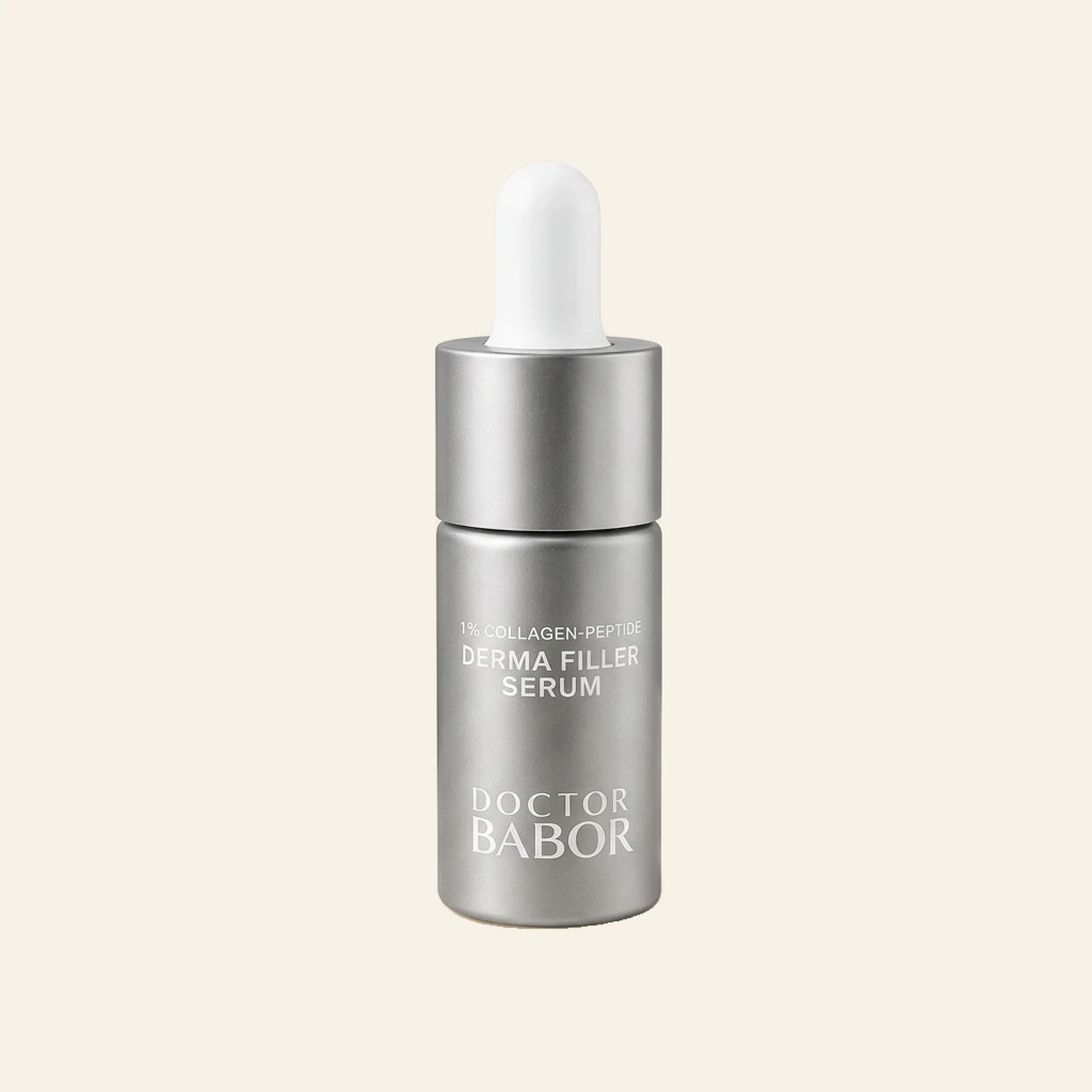 DOCTOR BABOR Derma Filler Serum mit Collagen-Peptide-Komplex auf elegantem beigem Spa-Hintergrund – luxuriöses Anti-Aging Serum zur Unterstützung von Hautelastizität, Feuchtigkeit und sichtbar glatterer Haut.