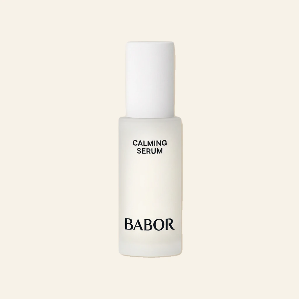 BABOR Calming Serum in minimalistischer, heller Flasche, beruhigendes Gesichtsserum für empfindliche Haut, reduziert Irritationen und sorgt für ein ausgeglichenes, entspanntes Hautbild.