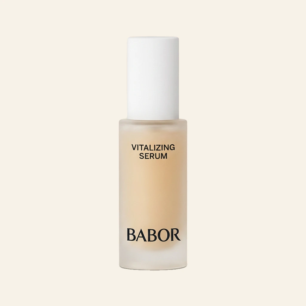 BABOR Vitalizing Serum in minimalistischer, heller Flasche, revitalisierendes Gesichtsserum für mehr Ausstrahlung, Energie und ein frisches, ebenmäßiges Hautbild.