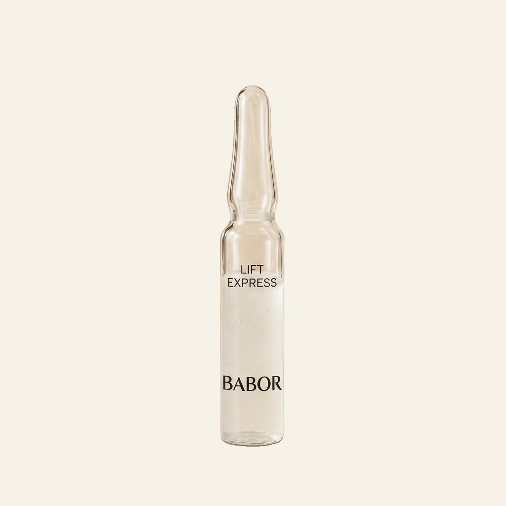 „BABOR Lift Express Ampulle auf elegantem beigem Spa-Hintergrund – luxuriöse Wirkstoffampulle für einen sofort glatteren, strafferen und frischeren Hauteindruck