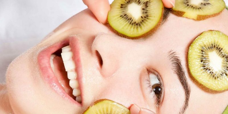 Fruchtpeeling Maske | HopeCosmetics Frau mit Kiwi Scheiben im Gesicht