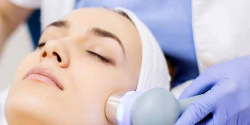 Gesichtsbehandlung mit Ultraschall Beauty
