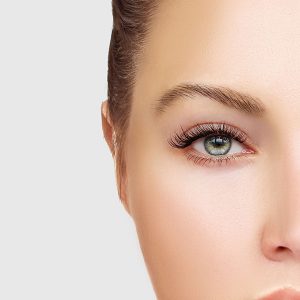 Lashlifting | HopeCosmetics Halb abgebildetes Gesicht einer jungen Frau mit perfekten Wimpern