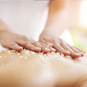 Peeling Body Pack | HopeCosmetics Meersalzpeeling auf dem Rücken im Einsatz vom Profi