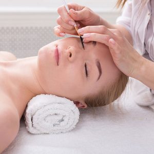Wimpern & Augenbrauen | HopeCosmetics Kosmetische Wimpernbehandlung einer Frau von einer professionellen Kosmetikerin