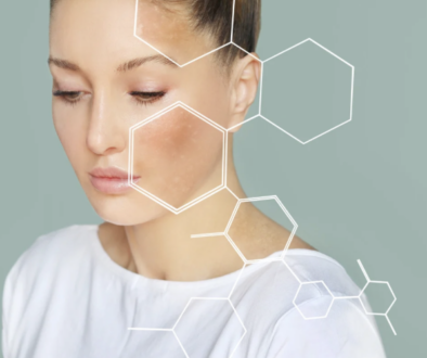 Professionelle Hautanalyse bei HopeCosmetics – Gesicht einer Frau mit grafischen Haut- und Strukturmarkierungen zur Analyse von Hautzustand und Hautbedürfnissen.