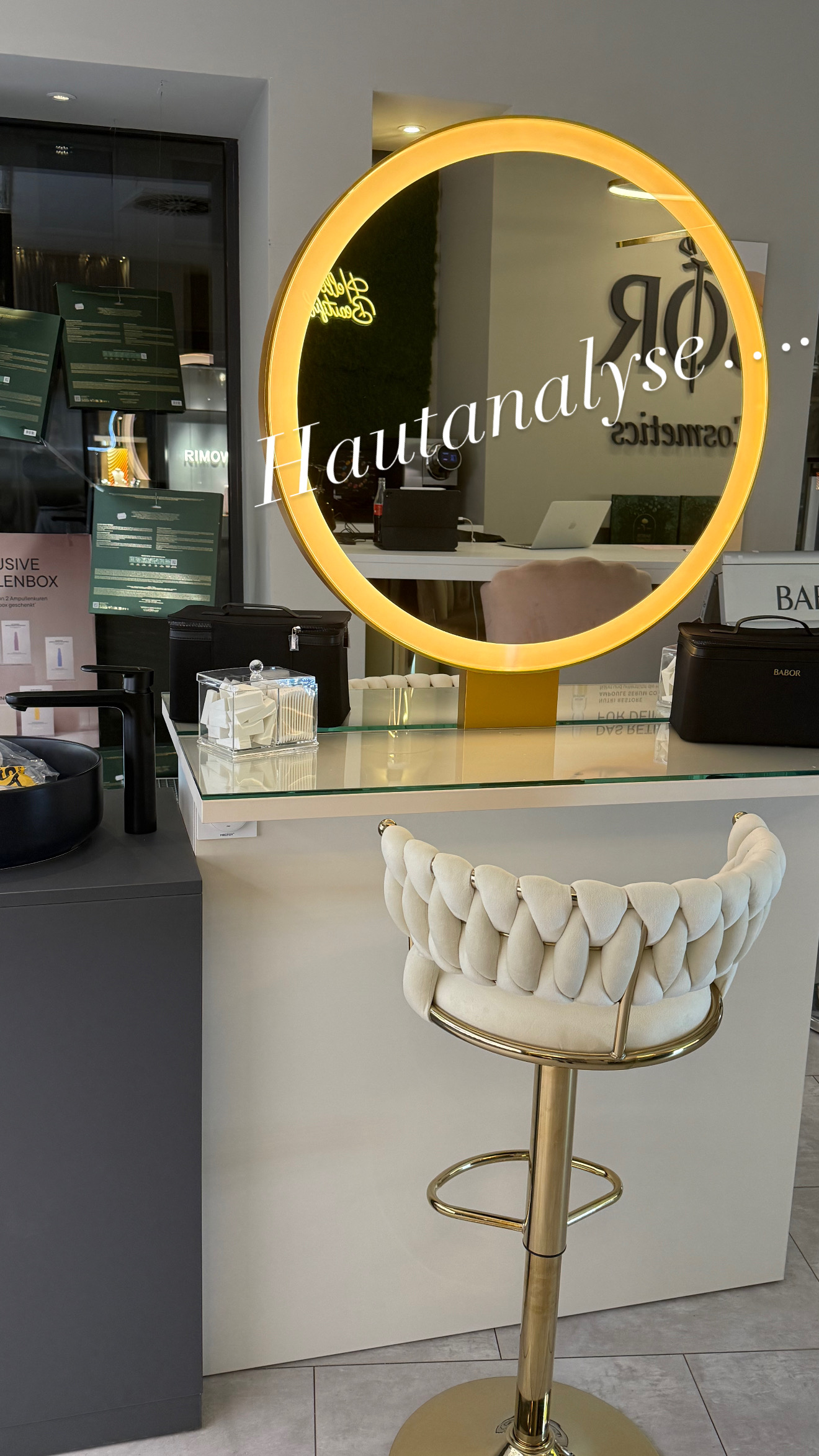 Beratungsbereich im BABOR by HopeCosmetics CitySpa Nürnberg mit stilvollem Barhocker und Spiegel mit „authentisch schön“-Schriftzug im modernen Ambiente.