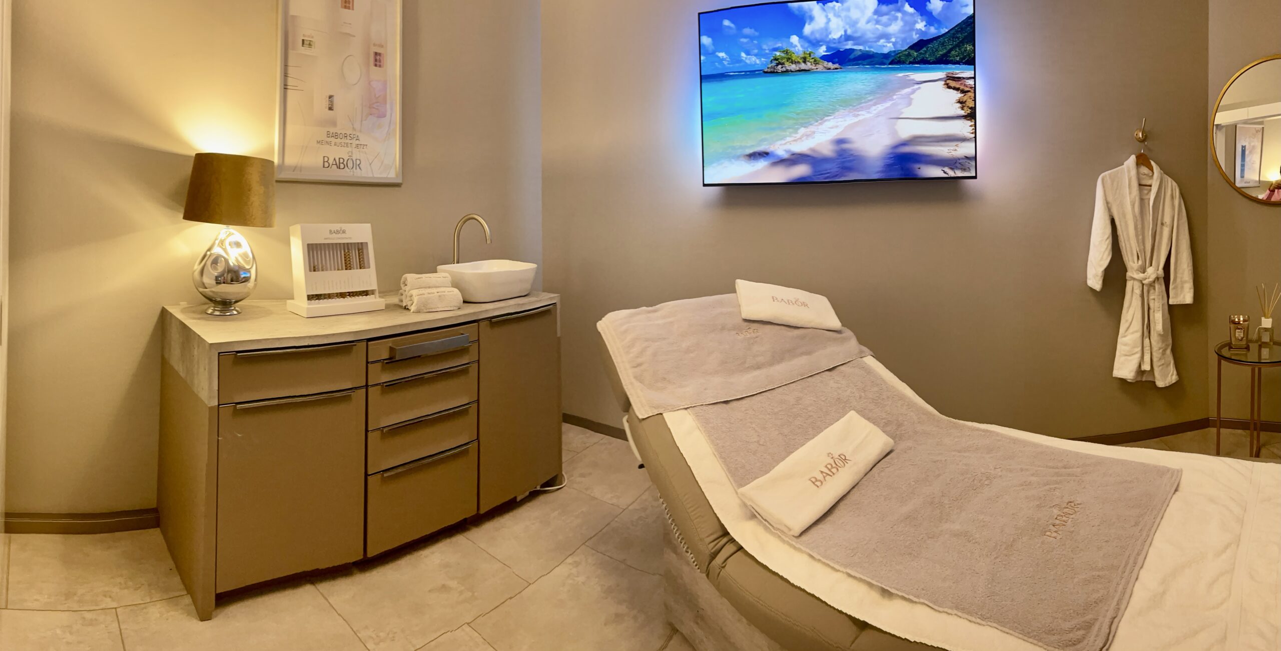 Behandlungsraum im BABOR by HopeCosmetics CitySpa Nürnberg mit moderner Kosmetikliege, warmem Licht und hochwertigem Spa-Ambiente für professionelle Gesichtsbehandlungen.